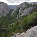 Passage entre deux montagnes