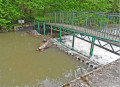 Passerelle enjambant la Norges avec barrage à aiguilles.