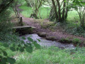 Passerelle rustique sur le ruisseau