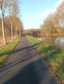 Piste cyclable le long du canal