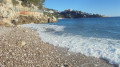 Plage de Saint-Laurent d'Eze, en arrière plan le cap et la plage de la Mala.