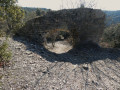 Dolmens, château ruiné et résurgence à Grospierres