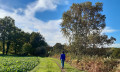 Randonneuse sur l'ancienne voie de chemin de fer