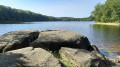 rocher sur le lac