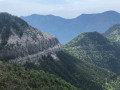 Sentier retour sous barre rocheuse