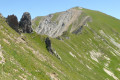 Sentier serpentant en crête vers le sommet