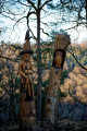 Sorcières sculptées dans les troncs d'arbres