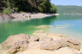 sur la plage près de la cascade