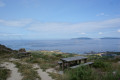 Tables et panneau près du sentier