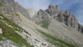 Traversée des éboulis à l'Est de la crête de Moutouze pour rejoindre le vallon des Sagnes Froides (au centre)