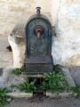 Une ancienne fontaine au village de SENISSIAT.