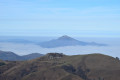 Une ile dans un océan de nuages