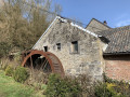 Une pittoresque maison avec un ancien roue du moulin.