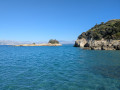 En parcourant la plage Agios Spiridon