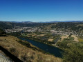 Vue depuis le belvédère de PIERRE AIGUILLE avec la Table du Roy au milieu du Rhône, en face les monts d'Ardèche.