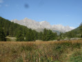 Vue du plateau et des montagnes au fond.