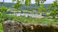 Vue sur la digue du plan d'eau du Causse