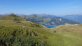 vue sur lac et grande berge