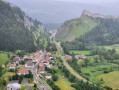 Vue sur le château en redescendant par la crête