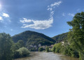 Vue sur le lot et le village de Larnagol depuis le petit pont sur le chemin du retour.