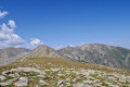 Vue sur le massif du Canigó au fond et la Serra du Roc Negre à gauche