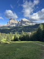 Vue sur les pâturages avec les Dolomites